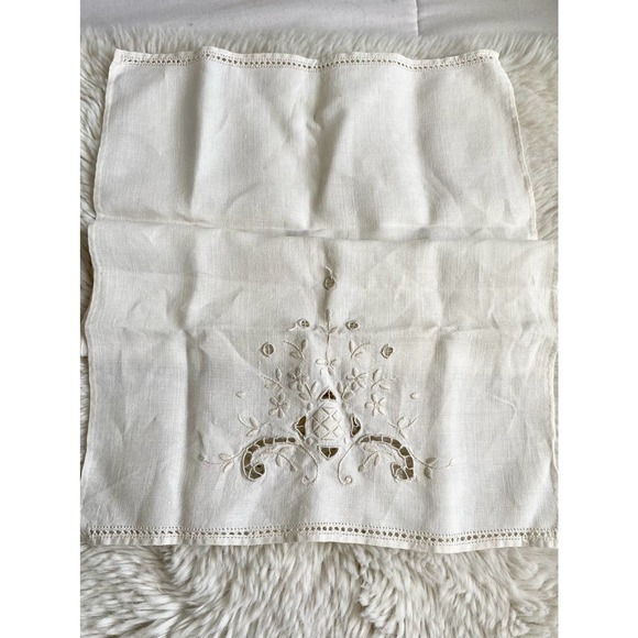Vintage embroidered linen table runner - Picture 4 of 8